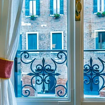 Ca' Dei Nomboli Canal View Hotel 4*